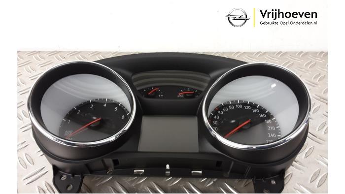 Cockpit van een Opel Astra K Sports Tourer 1.4 Turbo 12V 2019