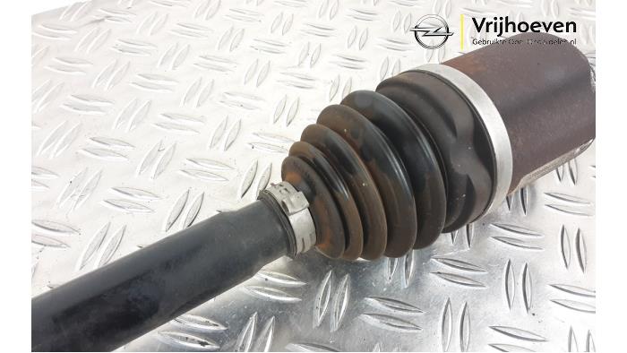 Aandrijfas rechts-voor van een Opel Insignia Sports Tourer 1.5 Turbo 16V 165 2017