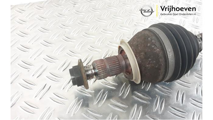 Aandrijfas rechts-voor van een Opel Insignia Sports Tourer 1.5 Turbo 16V 165 2017