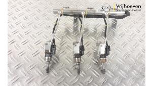Gebruikte Injector brug Opel Astra K 1.0 SIDI Turbo 12V Prijs € 200,00 Margeregeling aangeboden door Autodemontage Vrijhoeven B.V.