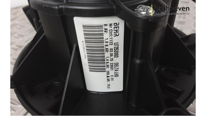 Chaufage Ventilatiemotor van een Opel Astra J Sports Tourer (PD8/PE8/PF8) 1.6 CDTI 16V 2015