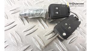 Gebruikte Kontaktslot + Sleutel Opel Meriva 1.4 16V Ecotec Prijs € 60,00 Margeregeling aangeboden door Autodemontage Vrijhoeven B.V.