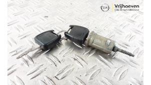Gebruikte Kontaktslot + Sleutel Opel Zafira (F75) 1.6 16V Prijs € 50,00 Margeregeling aangeboden door Autodemontage Vrijhoeven B.V.