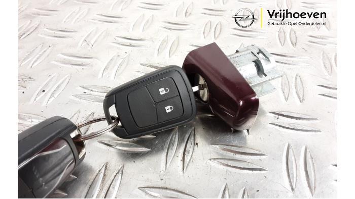 Kontaktslot+Sleutel van een Opel Adam 1.2 16V 2016