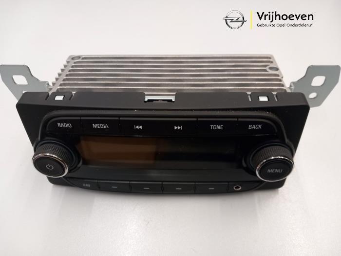 Gebruikte Radio module Opel Karl 1.0 12V Prijs € 80,00 Margeregeling aangeboden door Autodemontage Vrijhoeven B.V.