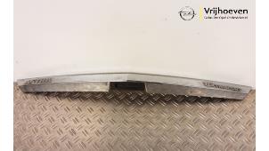 Gebruikte Sierlijst achterklep Opel Astra H (L48) 1.6 16V Twinport Prijs € 50,00 Margeregeling aangeboden door Autodemontage Vrijhoeven B.V.