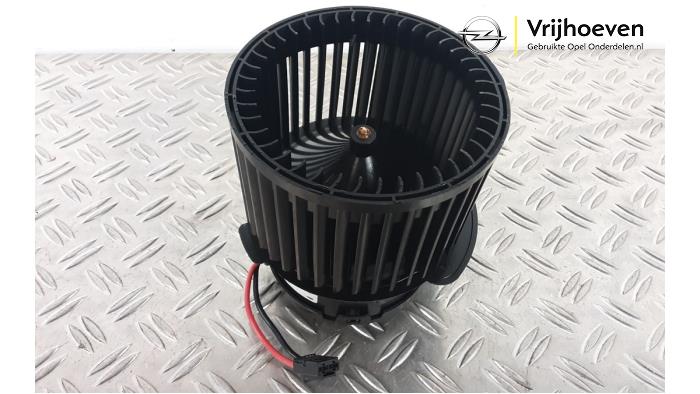 Kachel Ventilatiemotor van een Opel Astra L (F3/FB/FM/FP) 1.2 Turbo 110 12V 2023