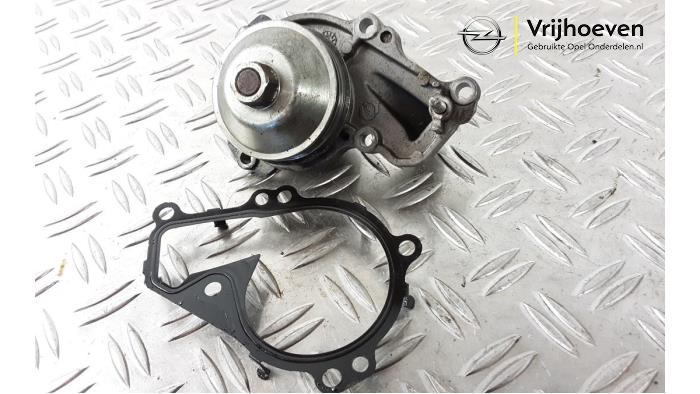 Gebruikte Waterpomp Opel Crossland (X) 1.2 Turbo 12V Prijs € 20,00 Margeregeling aangeboden door Autodemontage Vrijhoeven B.V.