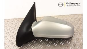 Gebruikte Buitenspiegel links Opel Astra H SW (L35) 1.8 16V Prijs € 55,00 Margeregeling aangeboden door Autodemontage Vrijhoeven B.V.