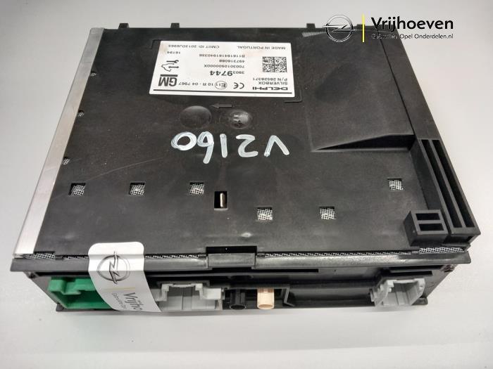 Gebruikte Radio module Opel Astra K Sports Tourer 1.6 CDTI 110 16V Prijs € 90,00 Margeregeling aangeboden door Autodemontage Vrijhoeven B.V.