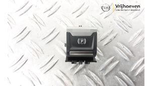 Gebruikte Handrem schakelaar Opel Astra L (F3/FB/FM/FP) 1.2 Turbo 130 12V Prijs € 25,00 Margeregeling aangeboden door Autodemontage Vrijhoeven B.V.