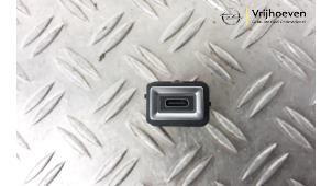Gebruikte AUX/USB aansluiting Opel Astra L (F3/FB/FM/FP) 1.2 Turbo 130 12V Prijs € 20,00 Margeregeling aangeboden door Autodemontage Vrijhoeven B.V.