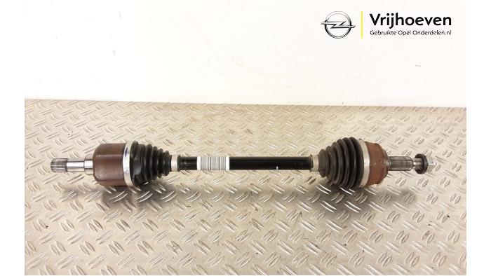 Gebruikte Aandrijfas links-voor Opel Astra L (F3/FB/FM/FP) 1.2 Turbo 130 12V Prijs € 125,00 Margeregeling aangeboden door Autodemontage Vrijhoeven B.V.