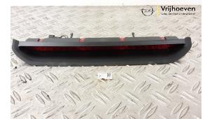 Gebruikte Extra Remlicht midden Opel Vectra C Caravan 2.2 DIG 16V Prijs € 30,00 Margeregeling aangeboden door Autodemontage Vrijhoeven B.V.