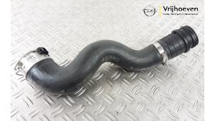 Gebruikte Intercooler Slang Opel Astra K Sports Tourer 1.6 CDTI 136 16V Prijs € 20,00 Margeregeling aangeboden door Autodemontage Vrijhoeven B.V.