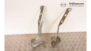 Gebruikte Motorkap Scharnier Opel Astra K Sports Tourer 1.6 CDTI 136 16V Prijs € 30,00 Margeregeling aangeboden door Autodemontage Vrijhoeven B.V.