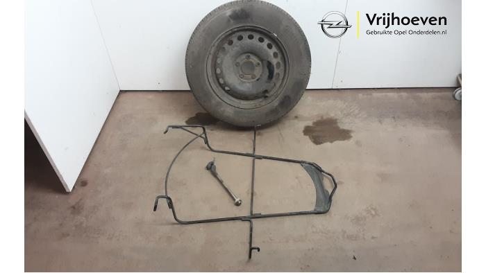 Reservewiel Ophangmechaniek van een Opel Combo Cargo 1.6 CDTI 75 2019