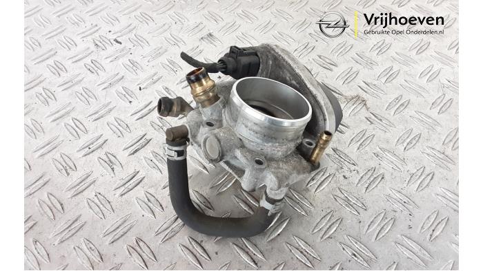 Gebruikte Gasklephuis Opel Astra H Twin Top (L67) 1.8 16V Prijs € 30,00 Margeregeling aangeboden door Autodemontage Vrijhoeven B.V.