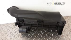 Gebruikte Luchtfilterhuis Opel Astra L (F3/FB/FM/FP) 1.6 Plug-in Hybrid Turbo 16V Prijs € 40,00 Margeregeling aangeboden door Autodemontage Vrijhoeven B.V.