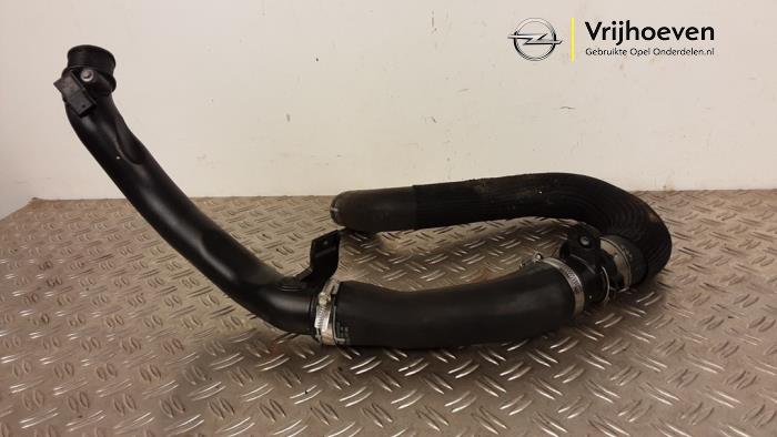 Gebruikte Intercooler Buis Opel Astra L (F3/FB/FM/FP) 1.6 Plug-in Hybrid Turbo 16V Prijs € 70,00 Margeregeling aangeboden door Autodemontage Vrijhoeven B.V.