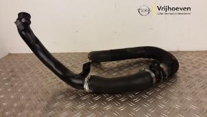 Gebruikte Intercooler Buis Opel Astra L (F3/FB/FM/FP) 1.6 Plug-in Hybrid Turbo 16V Prijs € 70,00 Margeregeling aangeboden door Autodemontage Vrijhoeven B.V.