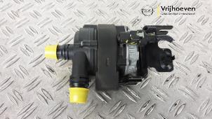 Gebruikte Extra waterpomp Opel Astra L (F3/FB/FM/FP) 1.6 Plug-in Hybrid Turbo 16V Prijs € 40,00 Margeregeling aangeboden door Autodemontage Vrijhoeven B.V.