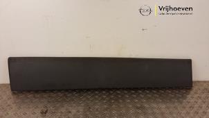 Gebruikte Sierstrip Opel Vivaro 1.9 DI Prijs € 30,00 Margeregeling aangeboden door Autodemontage Vrijhoeven B.V.