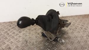 Gebruikte Versnellingspook Opel Vivaro 1.9 DI Prijs € 30,00 Margeregeling aangeboden door Autodemontage Vrijhoeven B.V.
