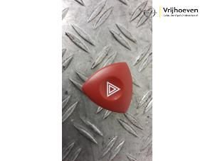 Gebruikte Paniekverlichtings Schakelaar Opel Vivaro 1.9 DI Prijs € 25,00 Margeregeling aangeboden door Autodemontage Vrijhoeven B.V.