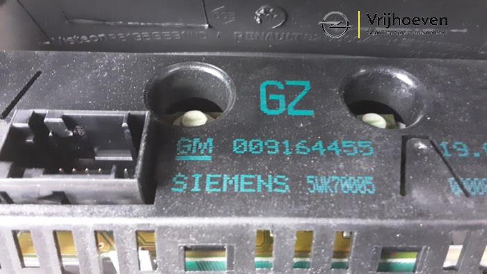 Display Interieur van een Opel Vivaro 1.9 DI 2006