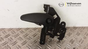 Gebruikte Schuifdeur Slotmechaniek rechts Opel Vivaro 1.9 DI Prijs € 30,00 Margeregeling aangeboden door Autodemontage Vrijhoeven B.V.