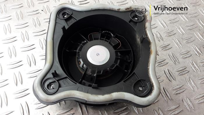Luidspreker van een Opel Astra L (F3/FB/FM/FP) 1.6 Plug-in Hybrid Turbo 16V 2022