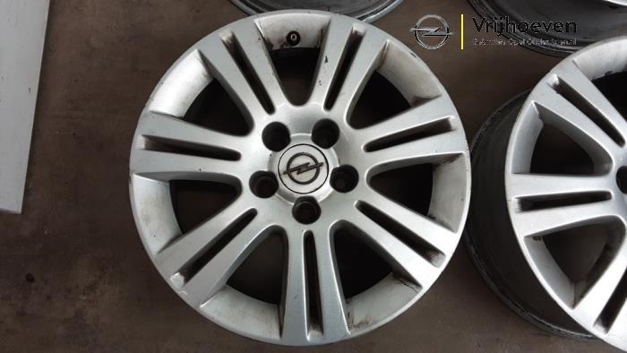 Velgen set van een Opel Astra H SW (L35) 1.7 CDTi 16V 2008