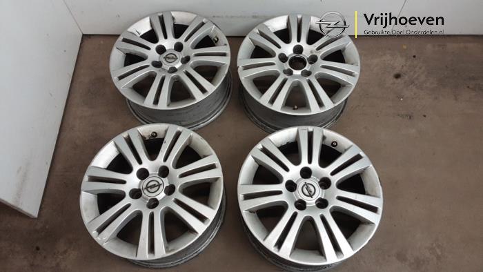 Velgen set van een Opel Astra H SW (L35) 1.7 CDTi 16V 2008