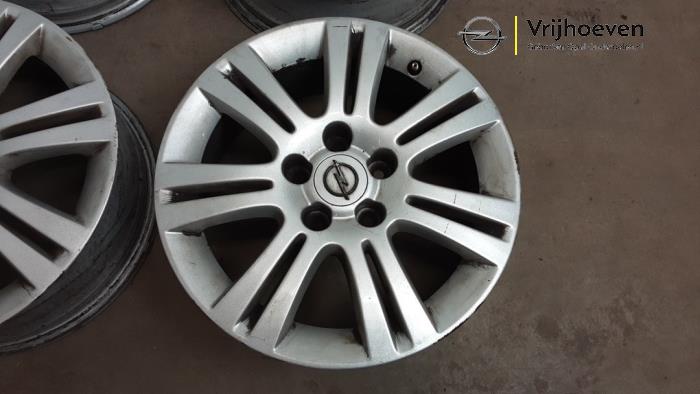 Velgen set van een Opel Astra H SW (L35) 1.7 CDTi 16V 2008