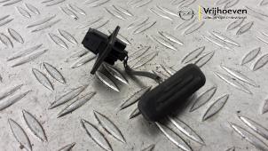 Gebruikte Schakelaar achterklep Opel Corsa F (UB/UH/UP) 1.2 Turbo 12V 100 Prijs € 20,00 Margeregeling aangeboden door Autodemontage Vrijhoeven B.V.