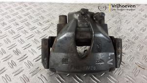 Gebruikte Remklauw (Tang) links-voor Opel Corsa E 1.6 OPC Turbo 16V Prijs € 50,00 Margeregeling aangeboden door Autodemontage Vrijhoeven B.V.