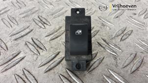 Gebruikte Raam schakelaar elektrisch Opel Antara (LA6) 2.4 16V 4x4 Prijs € 10,00 Margeregeling aangeboden door Autodemontage Vrijhoeven B.V.