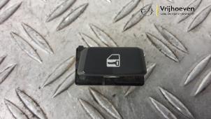 Gebruikte Schakelaar Centr. Deurvergrendeling Opel Antara (LA6) 2.4 16V 4x4 Prijs € 20,00 Margeregeling aangeboden door Autodemontage Vrijhoeven B.V.