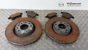 Gebruikte Remschijf + blok voor Opel Corsa E 1.6 OPC Turbo 16V Prijs € 50,00 Margeregeling aangeboden door Autodemontage Vrijhoeven B.V.