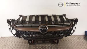 Gebruikte Grille Opel Adam 1.4 16V Bi-Fuel Ecoflex Prijs € 350,00 Margeregeling aangeboden door Autodemontage Vrijhoeven B.V.