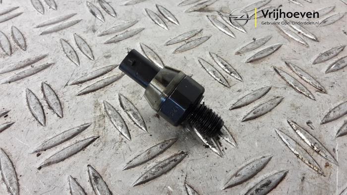 Oliedruk Schakelaar van een Opel Astra K Sports Tourer 1.6 CDTI 110 16V 2018