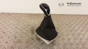 Gebruikte Versnellingspook Opel Corsa E 1.4 16V Prijs € 75,00 Margeregeling aangeboden door Autodemontage Vrijhoeven B.V.