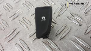 Gebruikte Schakelaar ESP Opel Zafira Tourer (P12) 2.0 CDTI 16V 130 Ecotec Prijs € 15,00 Margeregeling aangeboden door Autodemontage Vrijhoeven B.V.