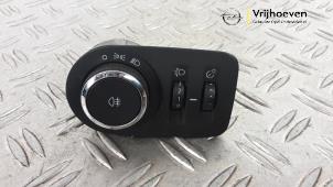 Gebruikte Licht Schakelaar Opel Zafira Tourer (P12) 1.6 CDTI 16V ecoFLEX 136 Prijs € 15,00 Margeregeling aangeboden door Autodemontage Vrijhoeven B.V.