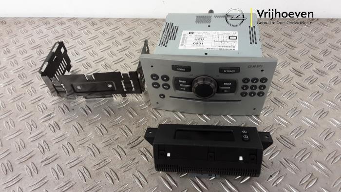 Gebruikte Radio module Opel Corsa D 1.4 16V Twinport Prijs € 75,00 Margeregeling aangeboden door Autodemontage Vrijhoeven B.V.