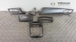 Gebruikte Dashboard sierlijst Opel Astra K Sports Tourer 1.6 CDTI 136 16V Prijs € 90,00 Margeregeling aangeboden door Autodemontage Vrijhoeven B.V.