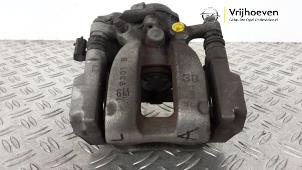 Gebruikte Remklauw (Tang) links-achter Opel Insignia Sports Tourer 2.0 GSi Turbo 16V 4x4 Prijs € 175,00 Margeregeling aangeboden door Autodemontage Vrijhoeven B.V.