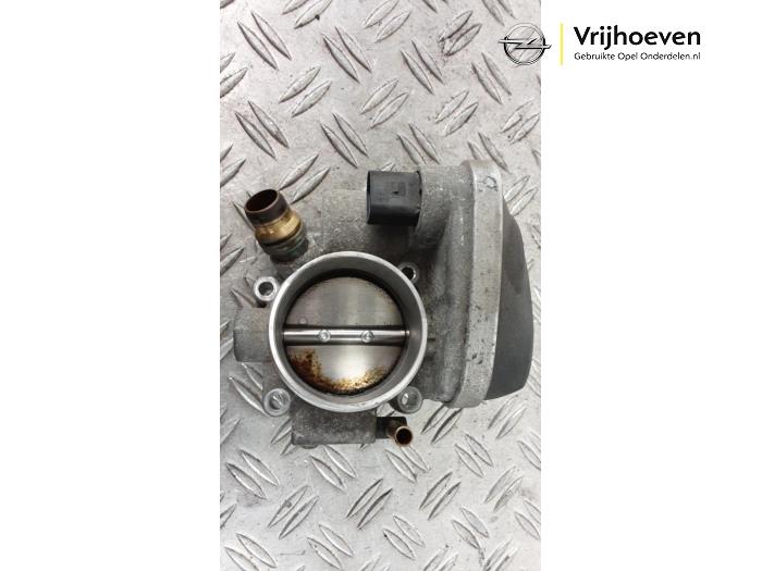 Gebruikte Gasklephuis Opel Astra H Twin Top (L67) 1.8 16V Prijs € 30,00 Margeregeling aangeboden door Autodemontage Vrijhoeven B.V.