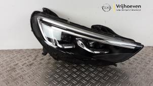Gebruikte Koplamp rechts Opel Insignia Sports Tourer 1.6 CDTI 16V 136 Prijs € 1.750,00 Margeregeling aangeboden door Autodemontage Vrijhoeven B.V.